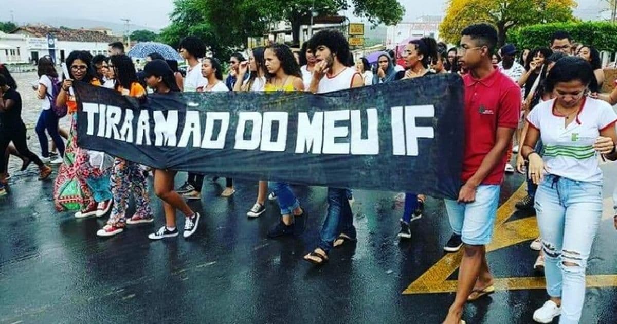 Santa Inês: Estudantes do IF Baiano vão às ruas protestar contra bloqueio de verbas