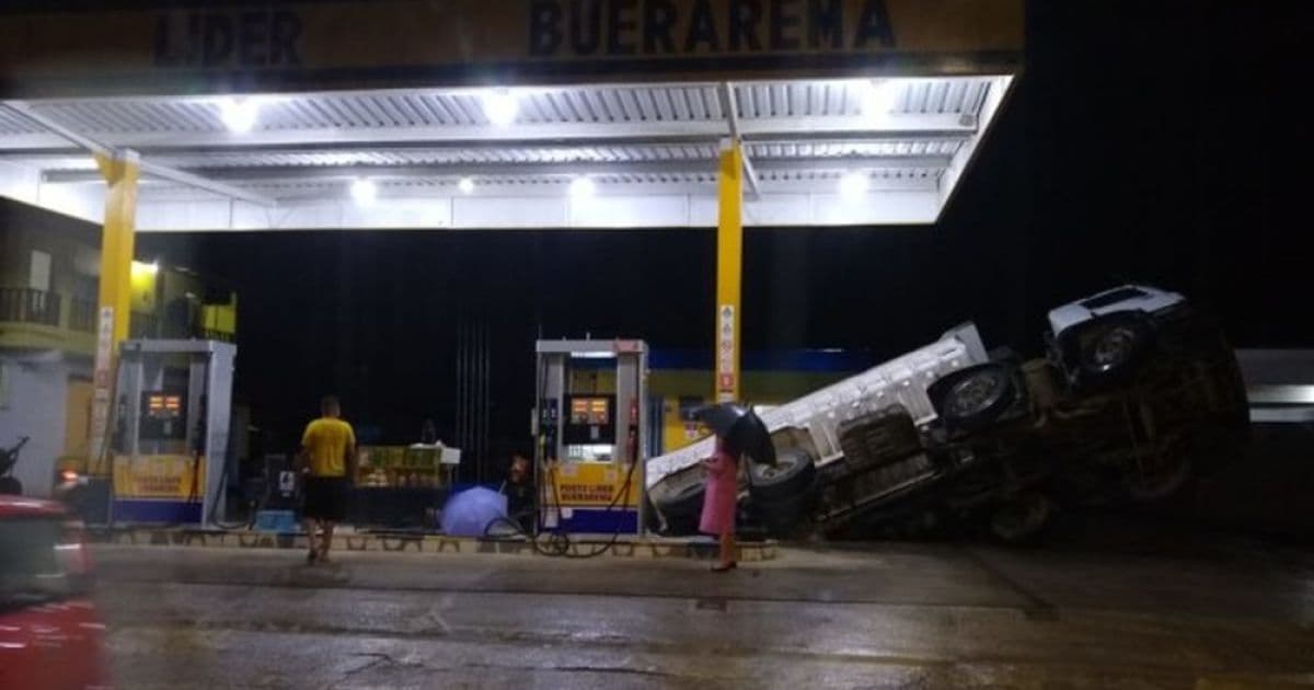 Buerarema: Caçamba é parcialmente 'engolida' por buraco em posto de gasolina