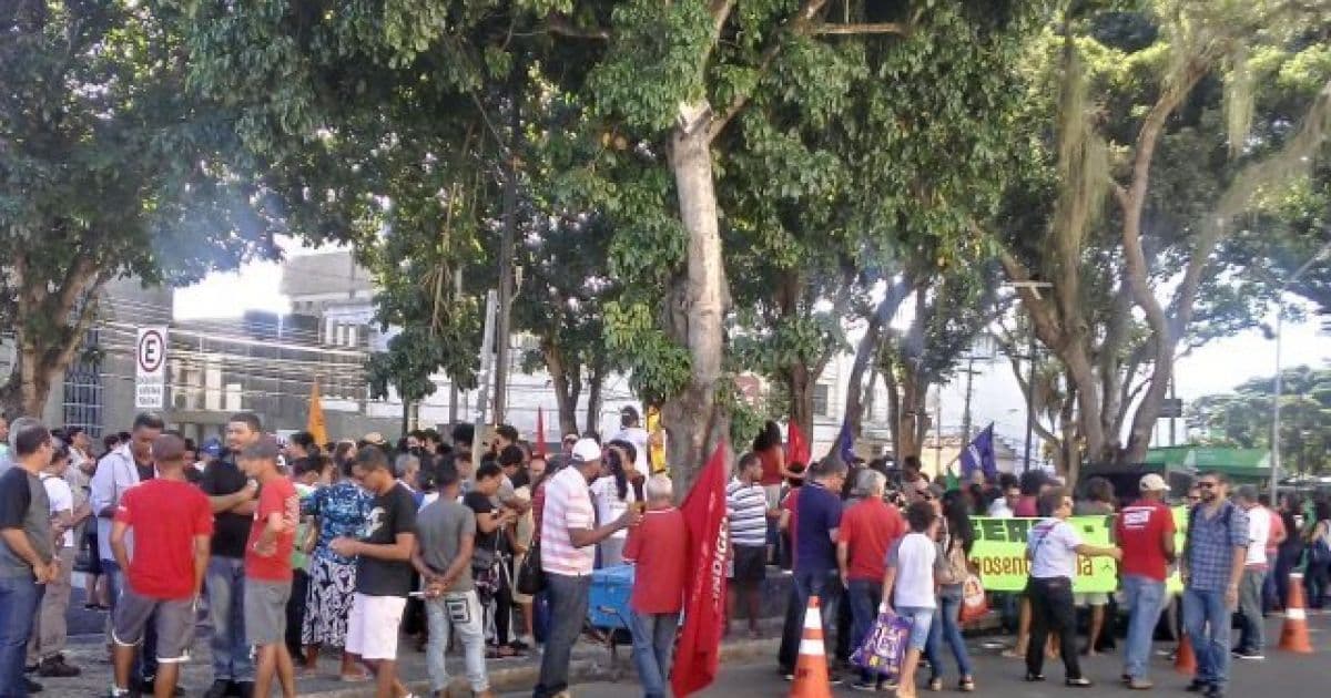 Feira: Protesto ocorre em frente à Uefs e mobiliza entidades no centro da cidade