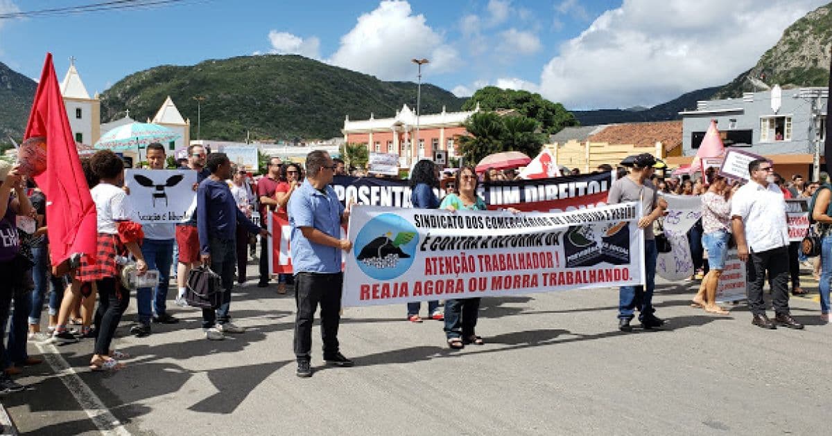 Jacobina: Manifestação ocupa ruas contra reforma da previdência e corte na educação