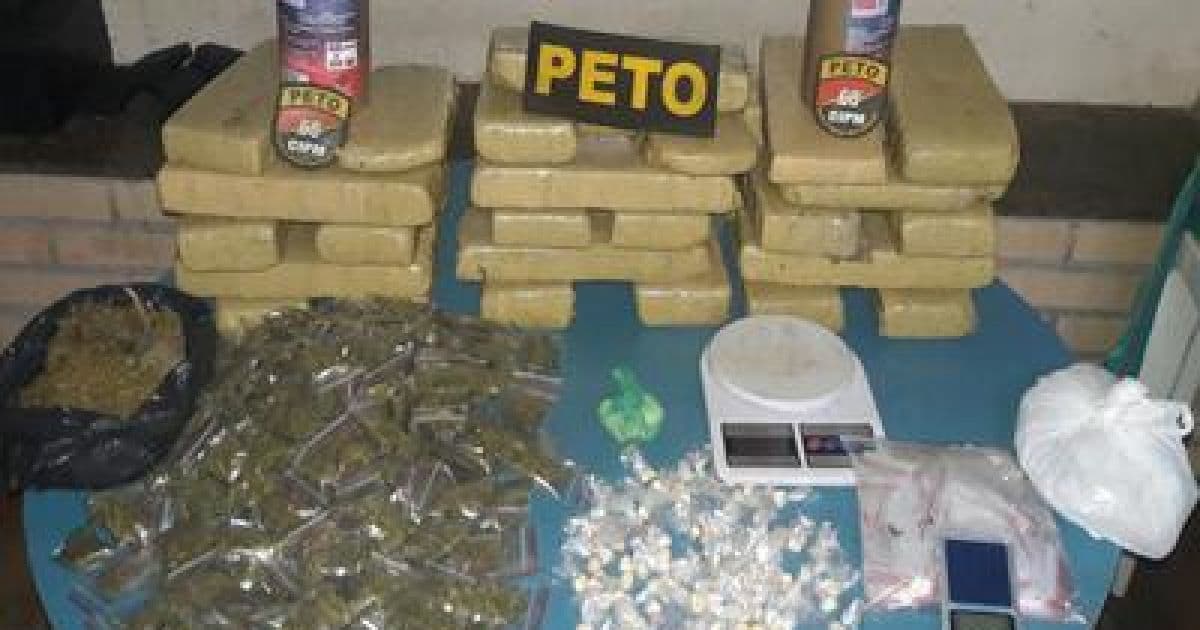 Polícia apreende 31 tabletes de maconha e cocaína em Feira de Santana; suspeitos fugiram