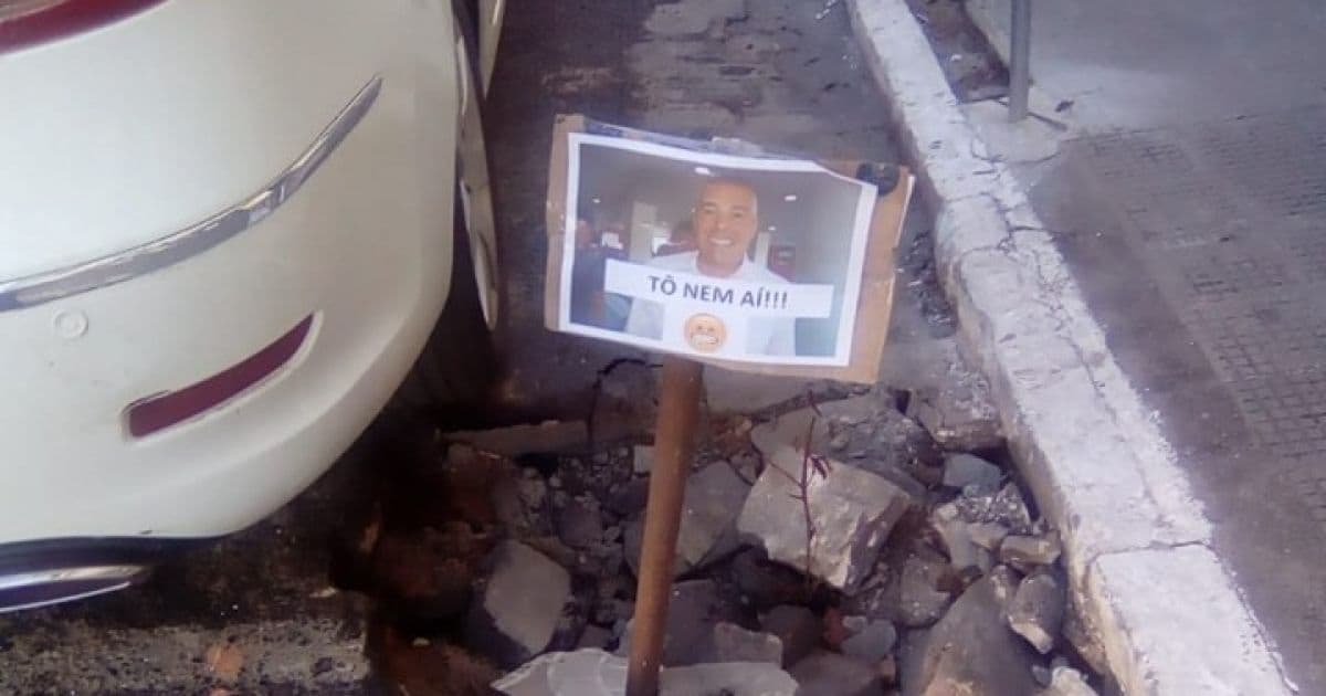 Alagoinhas: População coloca fotos do prefeito em buracos