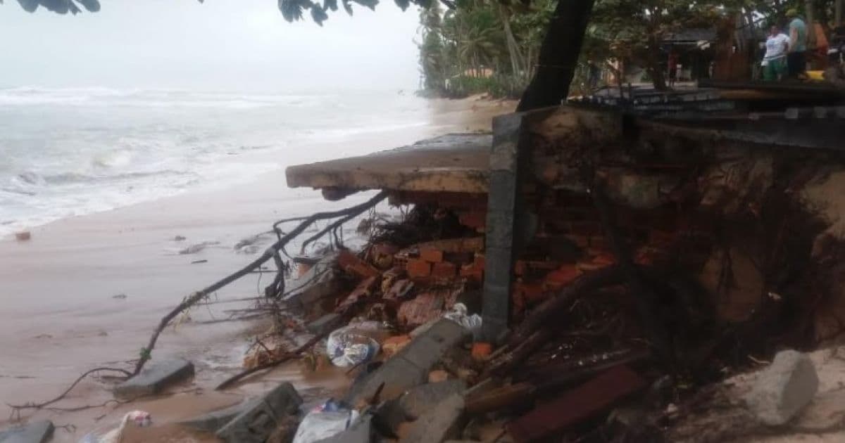 Mata de São João: Ressaca destrói barracas e prefeitura interdita espaços