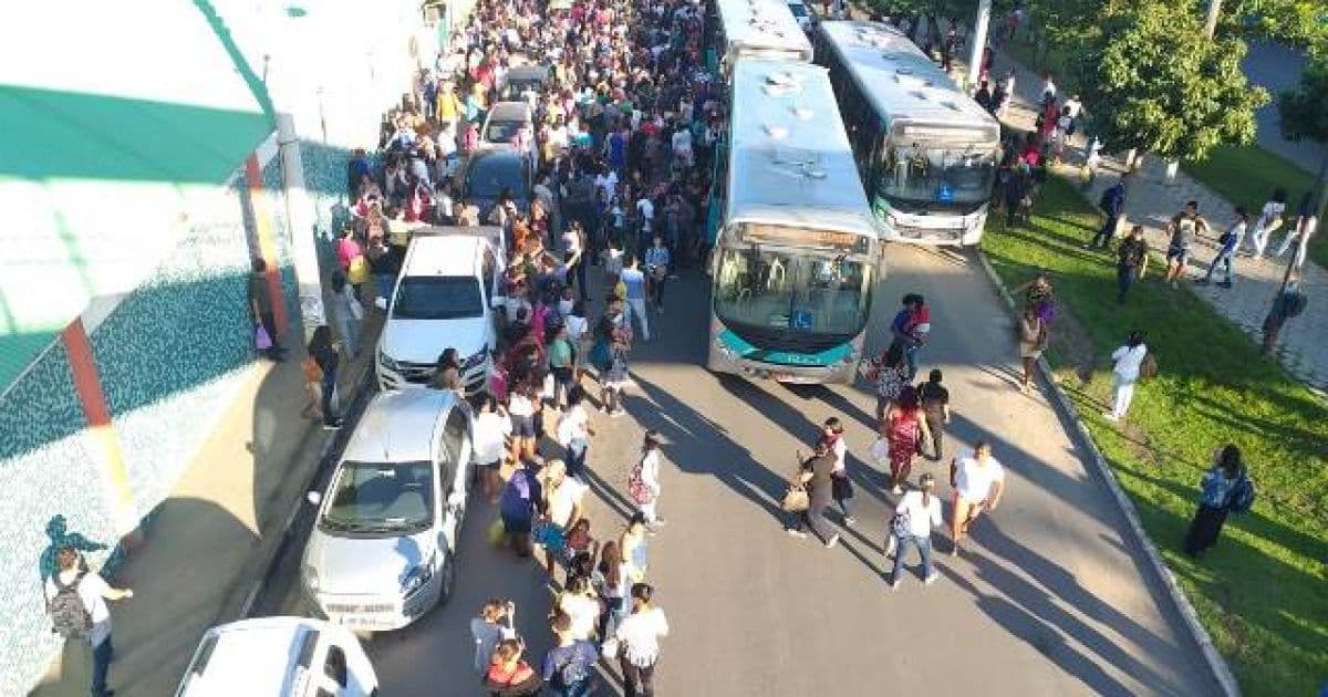 Feira: Protesto fecha terminal de ônibus para cobrar providências em estradas de distrito 
