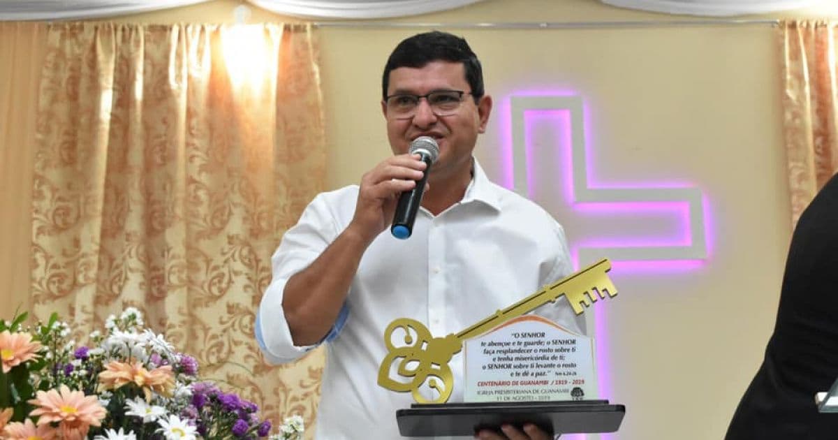 Prefeito 'recebe chave' de Guanambi de volta em igreja após 'entregar a Deus'