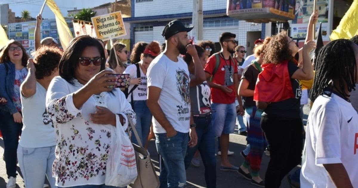 Conquista: Manifestantes criticam cortes na educação durante caminhada