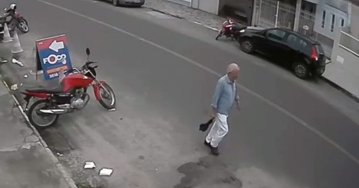 Feira: Idoso de 83 anos sofre traumatismo craniano após ser agredido; vídeo mostra ação