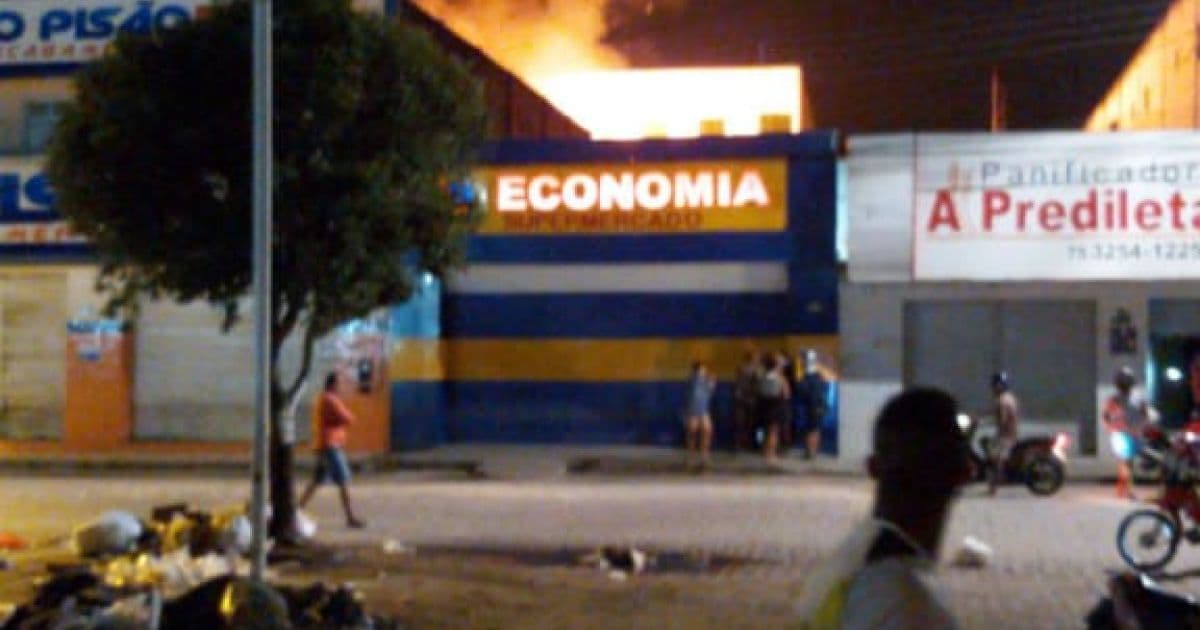 Ipirá: Incêndio atinge prédio de supermercado; perícia deve apontar causa do fogo
