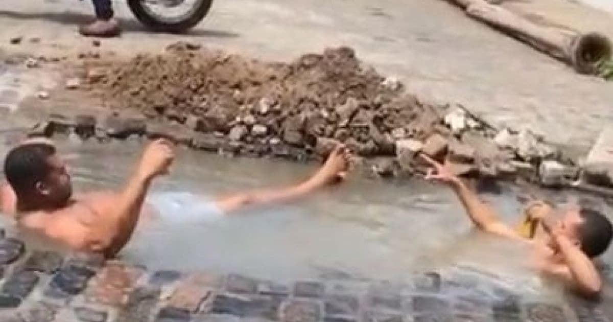Cachoeira: Vídeo de moradores tomando banho em buraco na via viraliza; assista