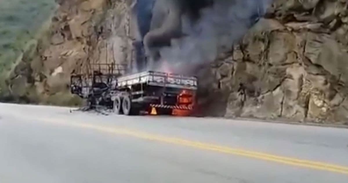 Motorista atira caminhão sem freio em paredão de pedras e veículo pega fogo em Conquista