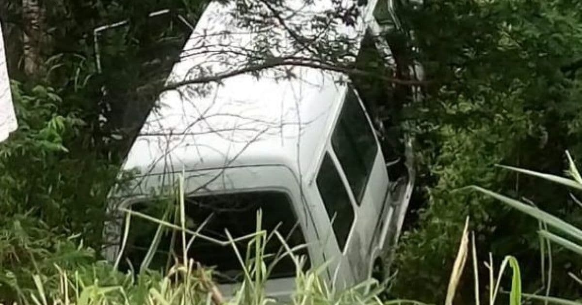 Conceição do Almeida: Acidente envolve van e caminhão na BR-101
