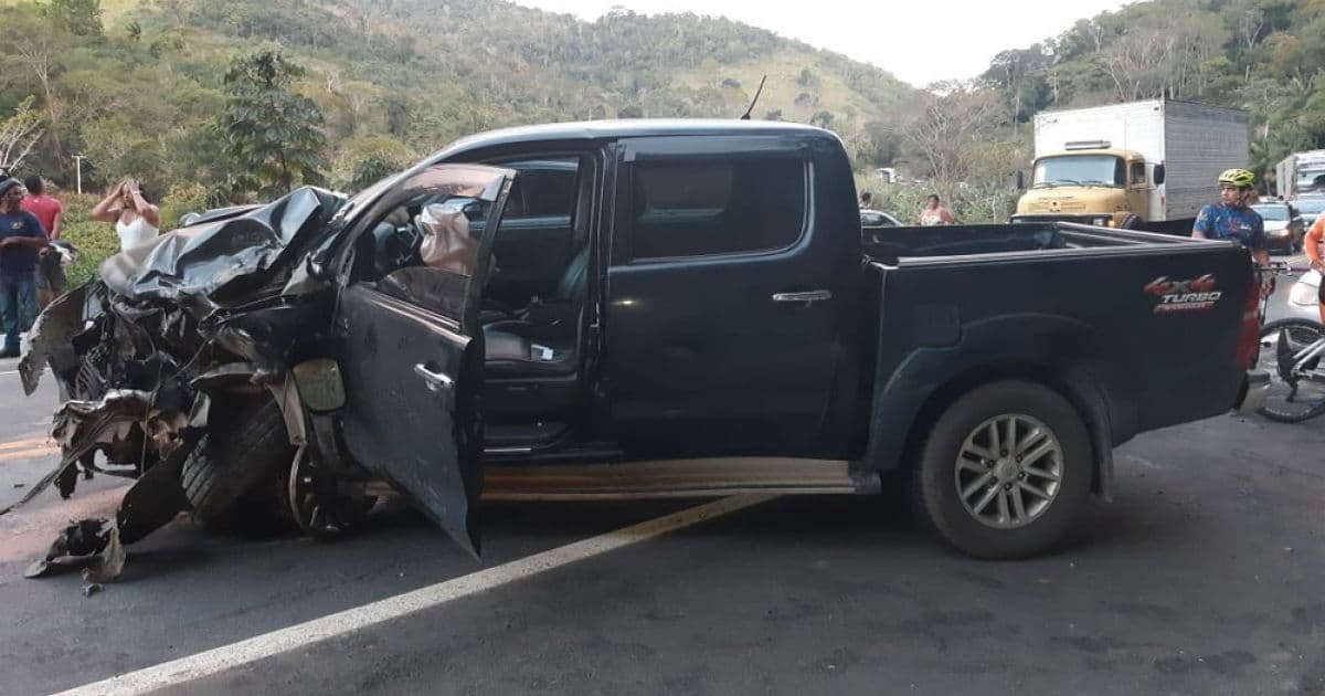 Colisão entre caminhonete e carro deixa um morto de dois feridos 