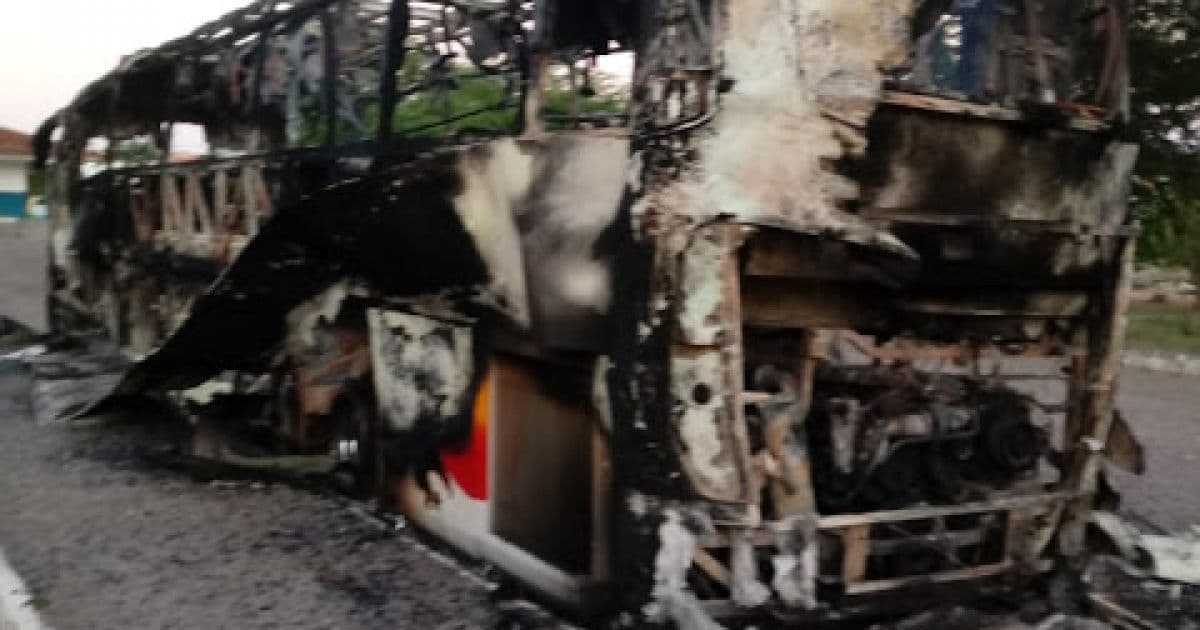 Miguel Calmon: Ônibus fica destruído após pegar fogo em rodoviária