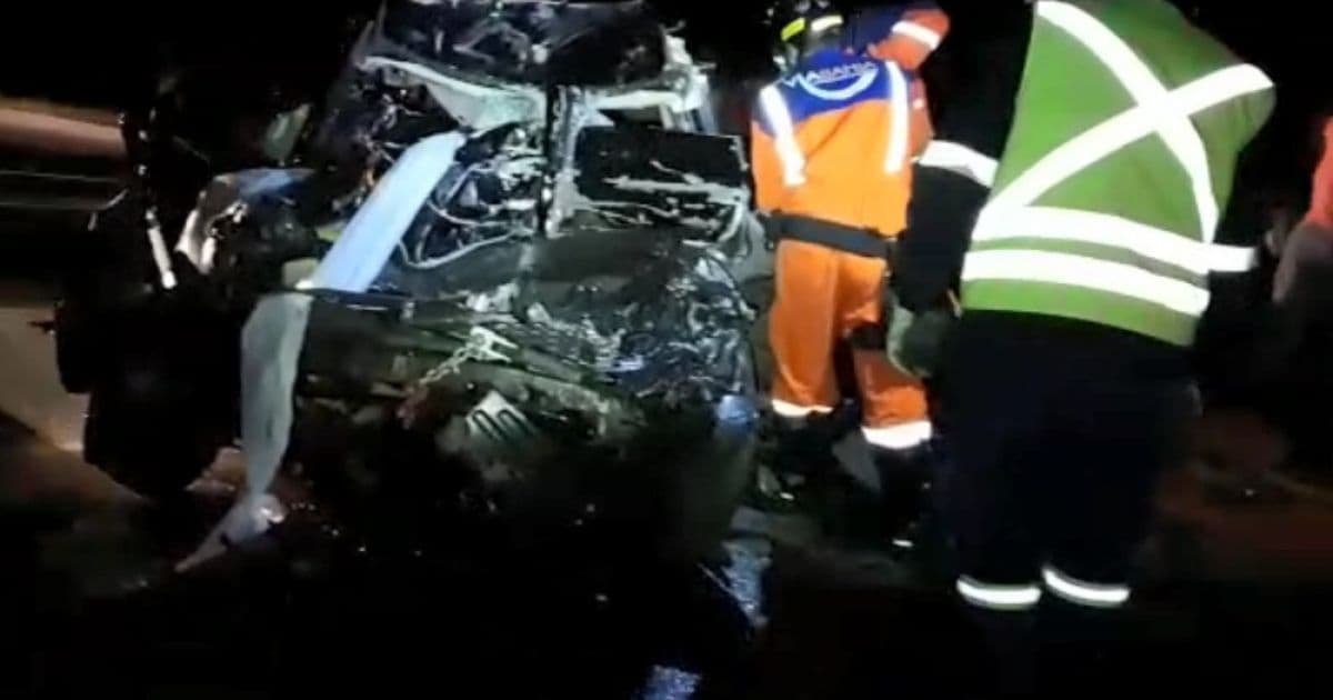 Vitória da Conquista: Motorista e carona morrem em batida de carro com caminhão