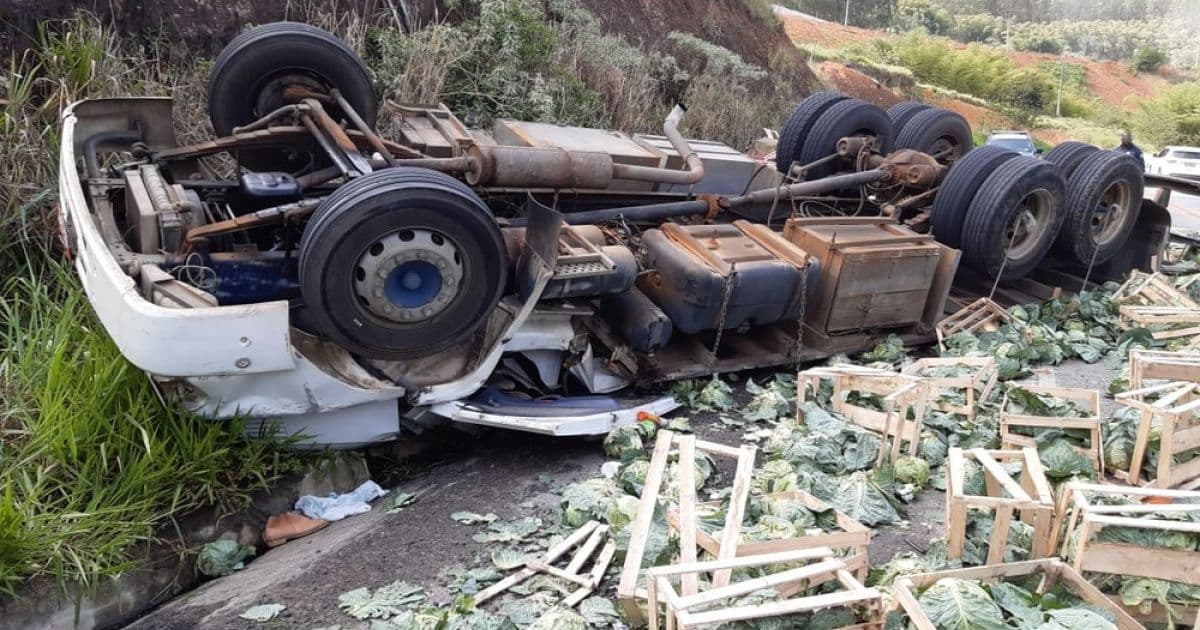 Itapebi: Dois homens morrem em capotamento de caminhão; carga ficou espalhada