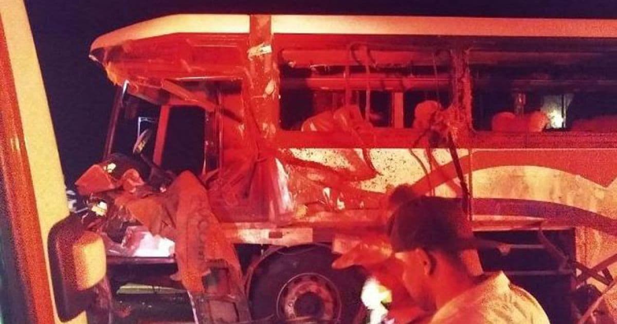 Guanambi: Motorista e 3 estudantes morrem em colisão de ônibus com caminhão