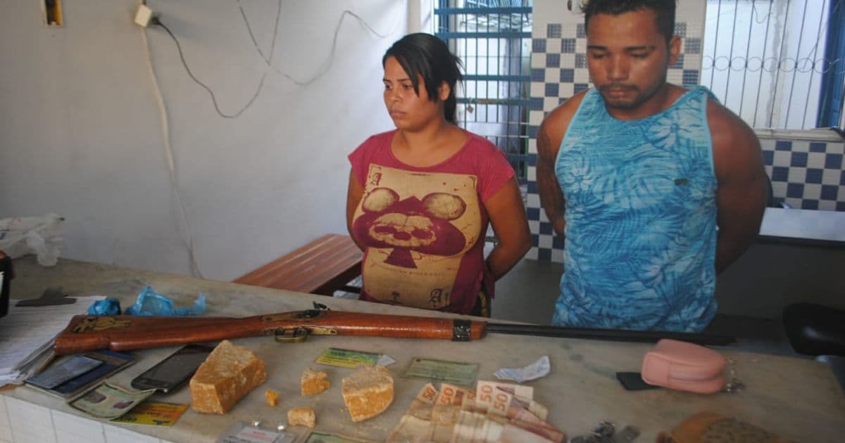 Itamaraju: Dupla é presa com droga e arma; acusada é mulher de preso por tráfico