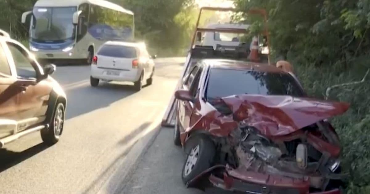 Dois ficam feridos após acidente que envolveu três carros entre Ilhéus e Itabuna