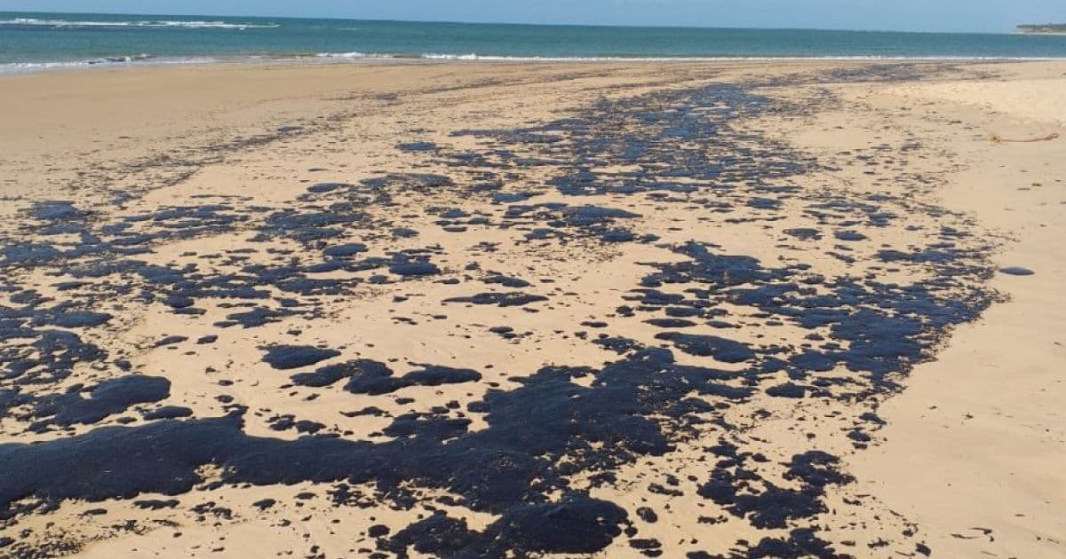 Resíduos de petróleo bruto ameaçam selo Bandeira Azul de praias baianas