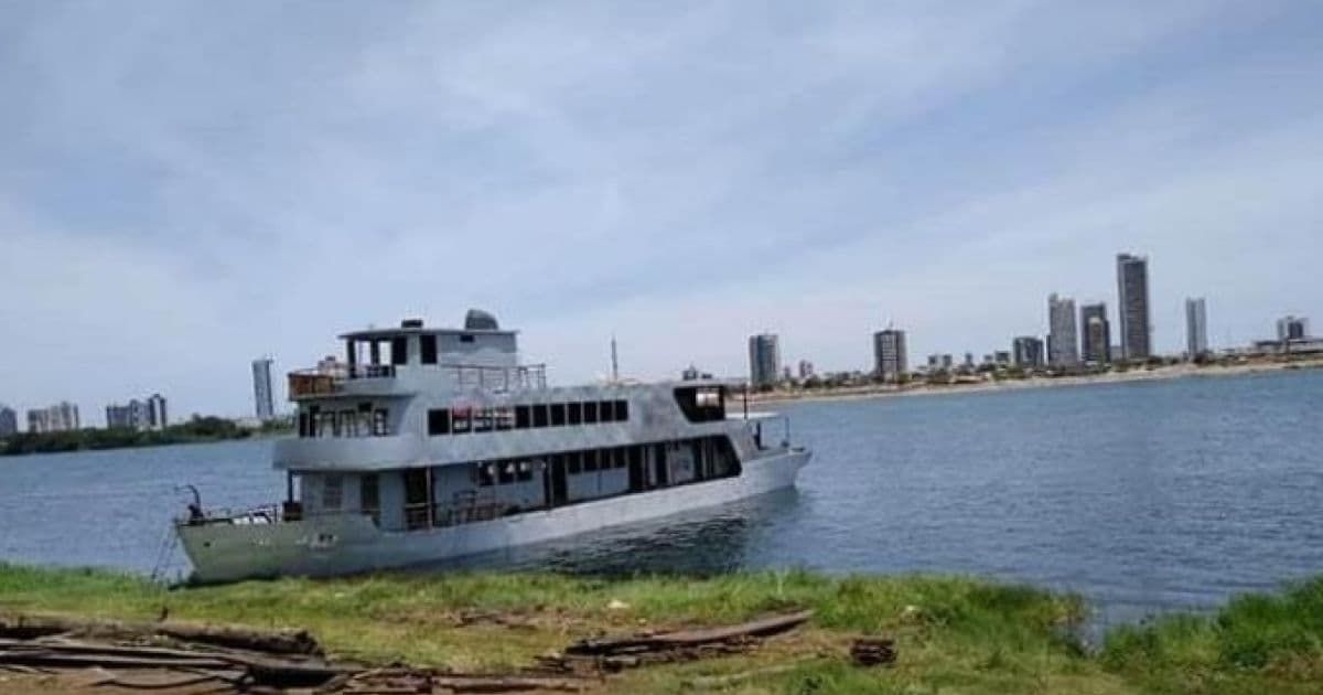 Juazeiro: Barco 'encostado' há anos em beira de rio tem retirada concluída 
