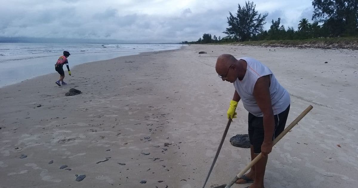 Valença: Manchas de óleo são encontradas na praia de Guaibim