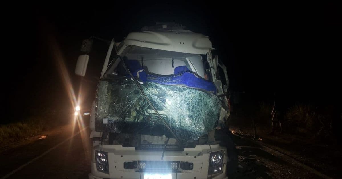 Ibirapuã: Motoristas ficam feridos após batida de caminhão com ônibus de estudantes