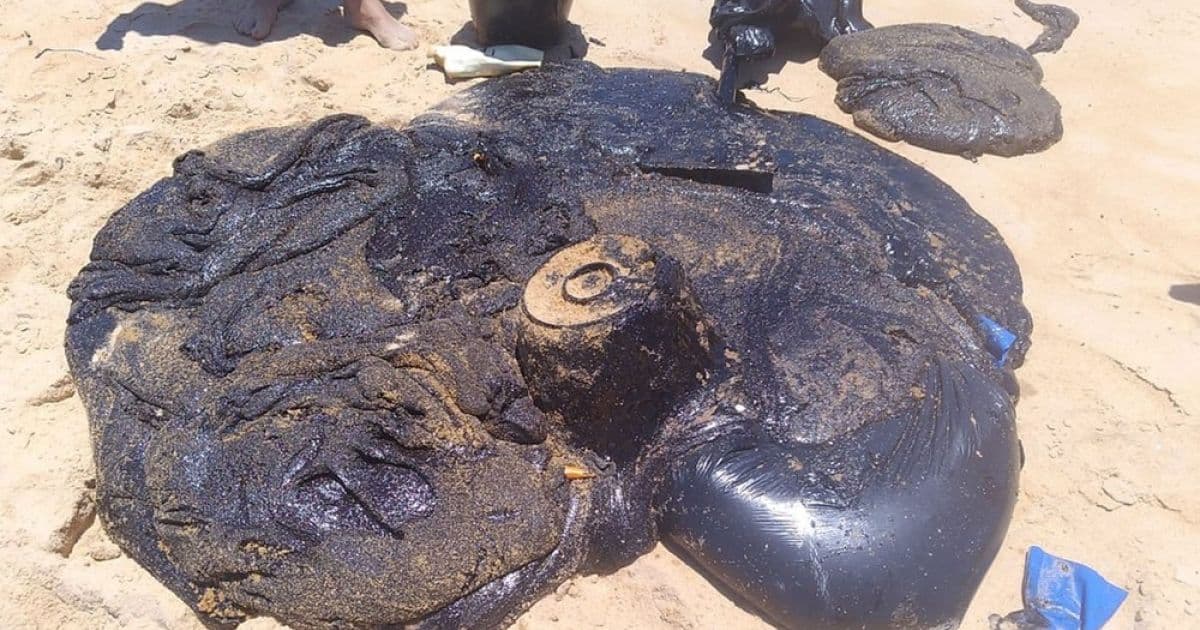 Mutirão recolhe 700 kg de óleo de praias entre Belmonte e Cabrália