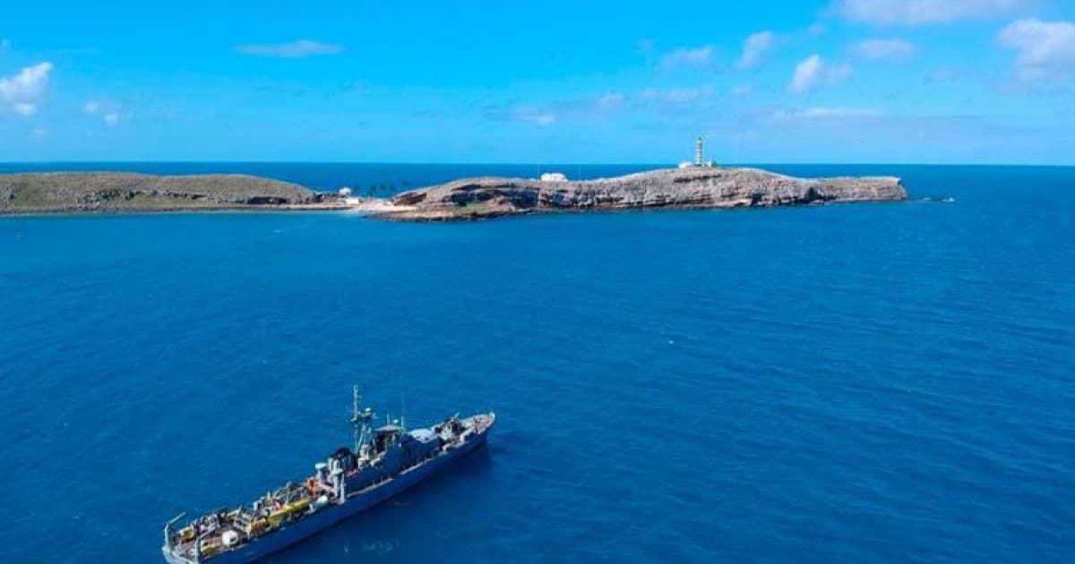 Ilhéus: Navio da marinha chega a Ilhéus para combater manchas de óleo
