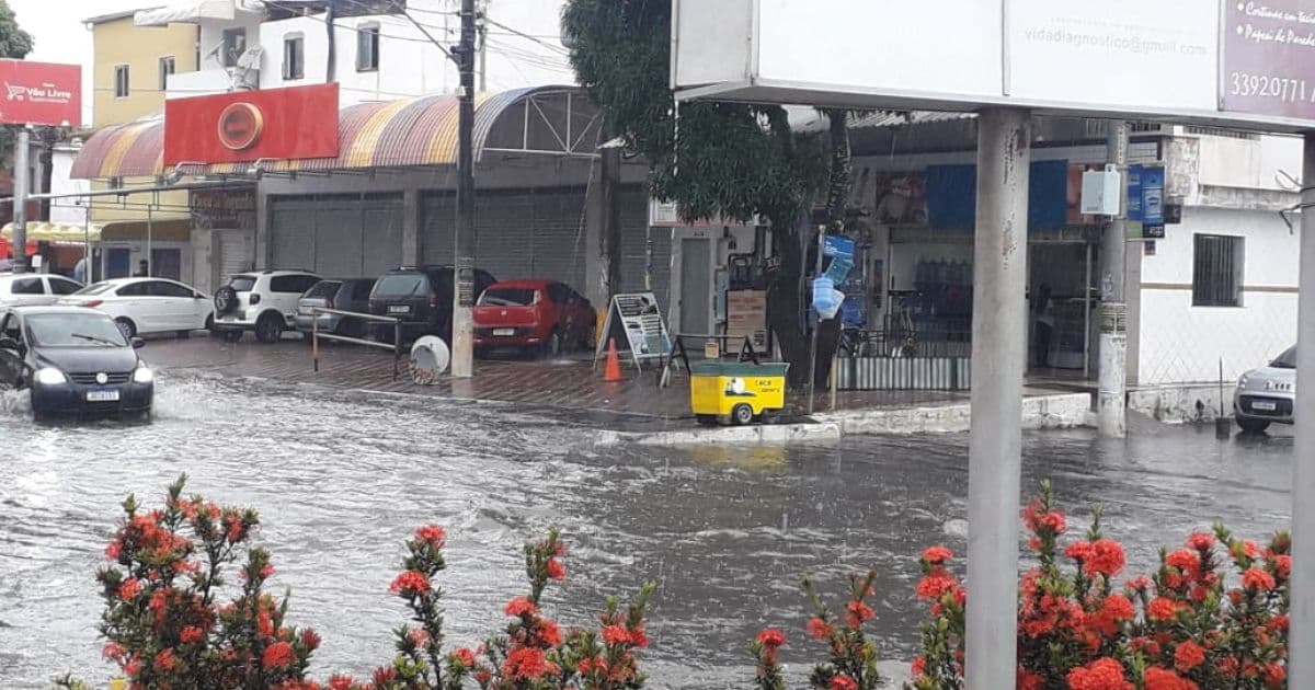 Lauro de Freitas: Chuvas deixam vias alagadas nesta terça