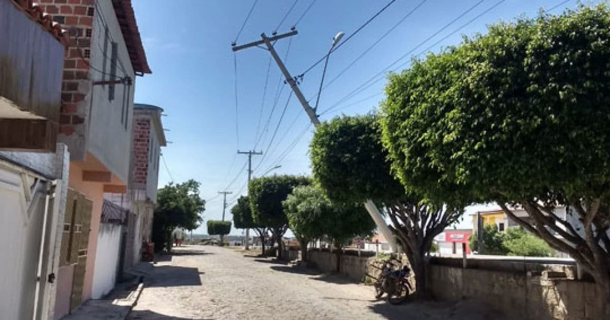 Santaluz: Poste fica dependurado em fios após carro colidir em equipamento