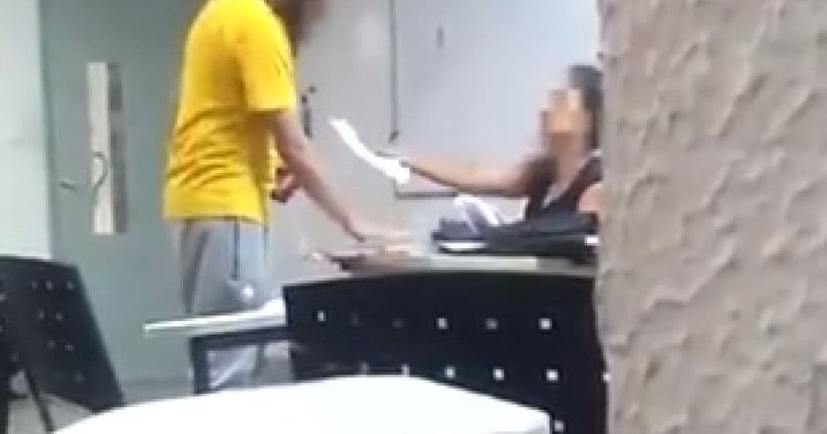 Cachoeira: Vídeo mostra aluno se recusando a receber avaliação de professora negra 