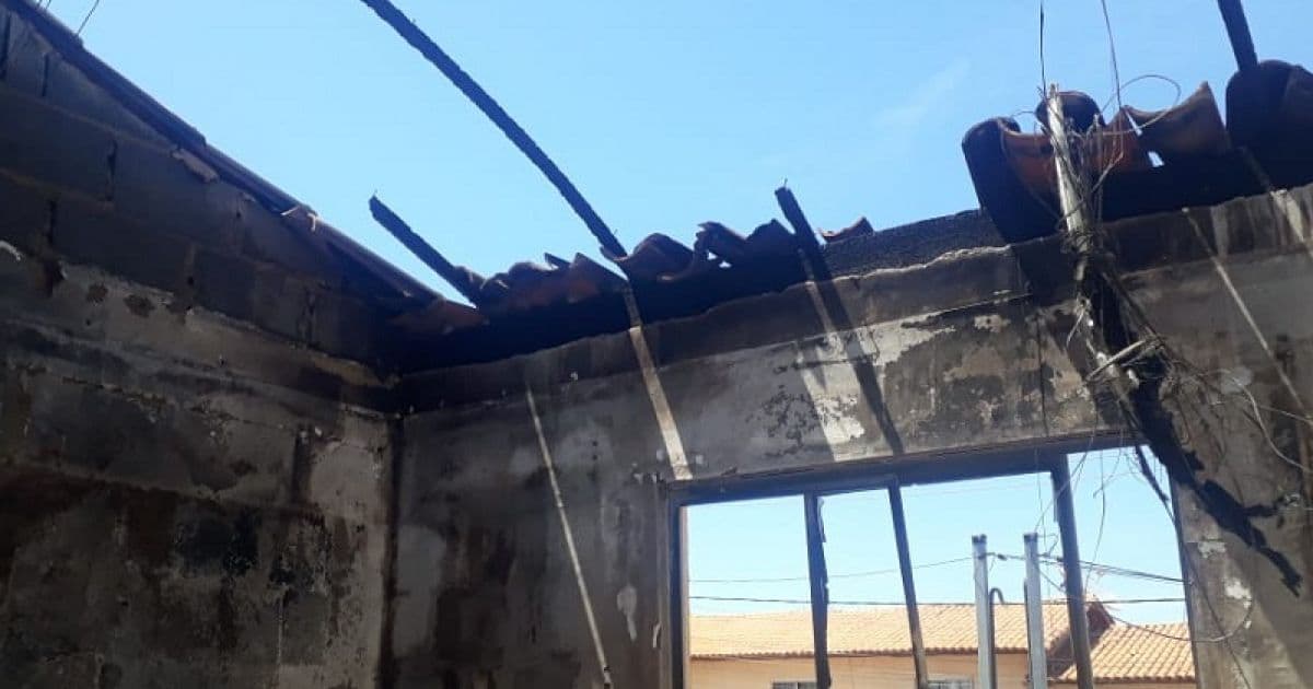 Brumado: Casa é destruída após incêndio; mulher e filho dormiam no momento