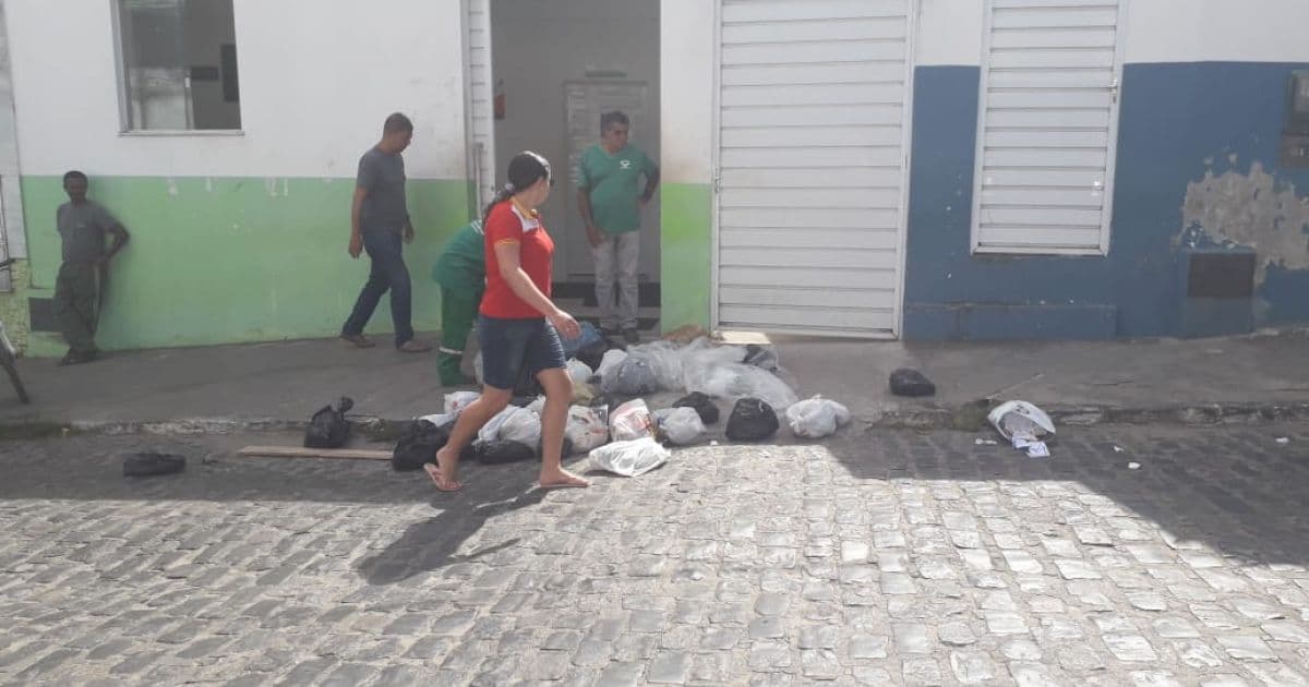 Valença: Coleta é interrompida por 4 dias e morador protesta jogando lixo na prefeitura