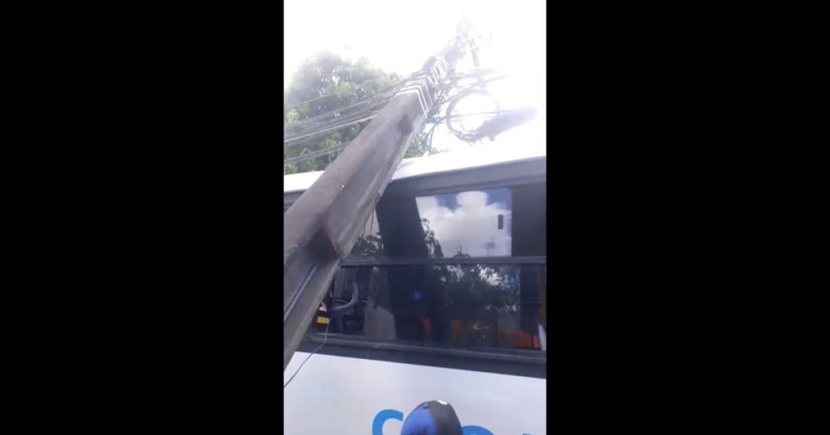 Camaçari: Homem fica ferido após caminhonete bater e derrubar poste; ônibus foi atingido