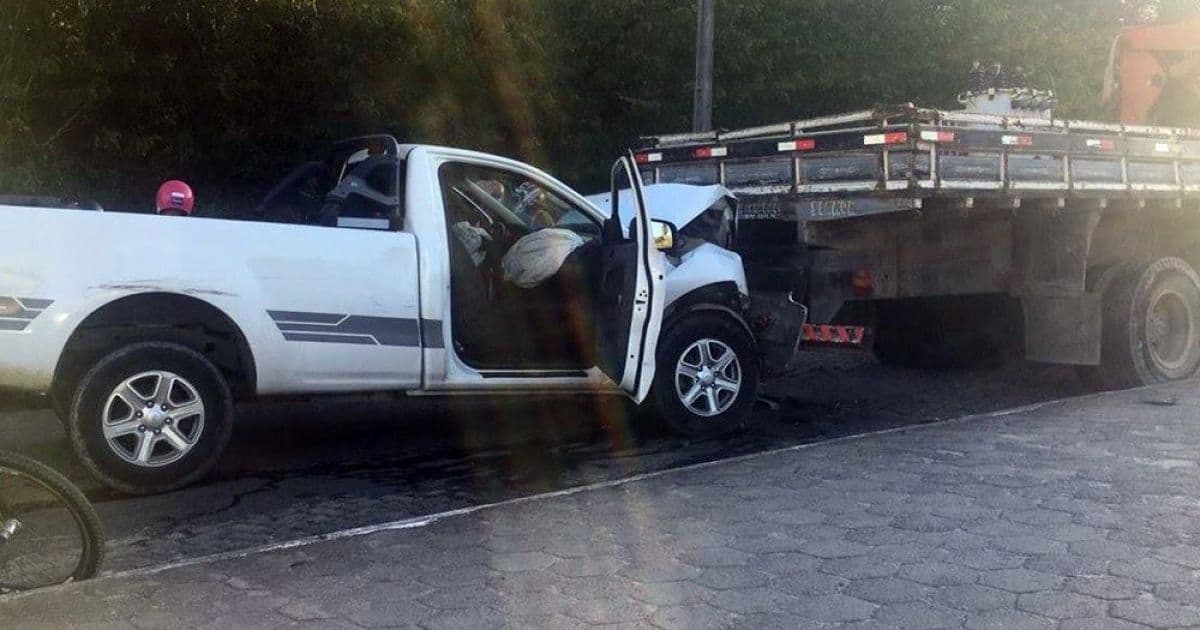 Porto Seguro: Idoso morre após caminhonete que dirigia bater em fundo de caminhão 