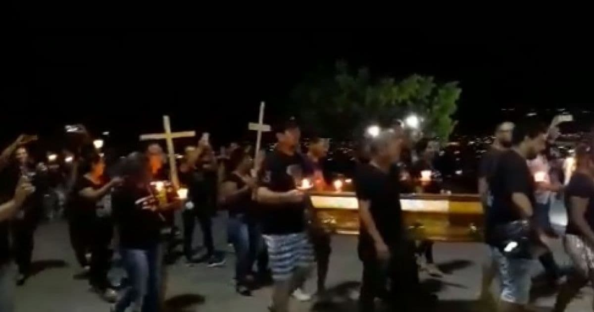 Jequié: Servidores fazem marcha fúnebre contra não pagamento de 13° por prefeitura