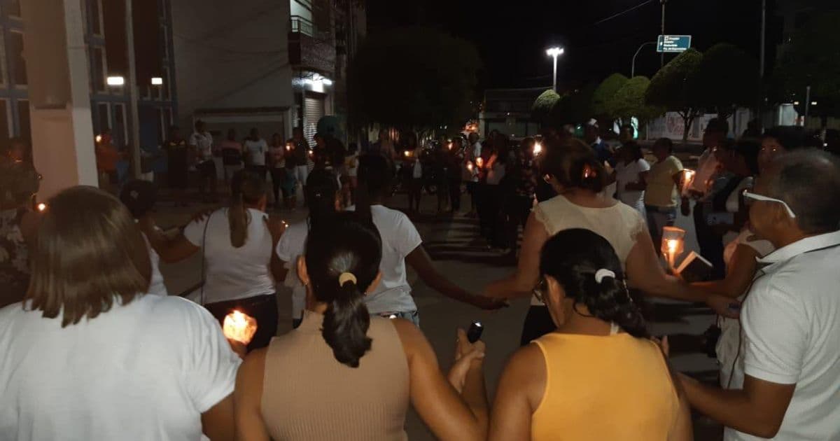 Jeremoabo: Servidores protestam com vigília e carreata contra atraso de salário e do 13º