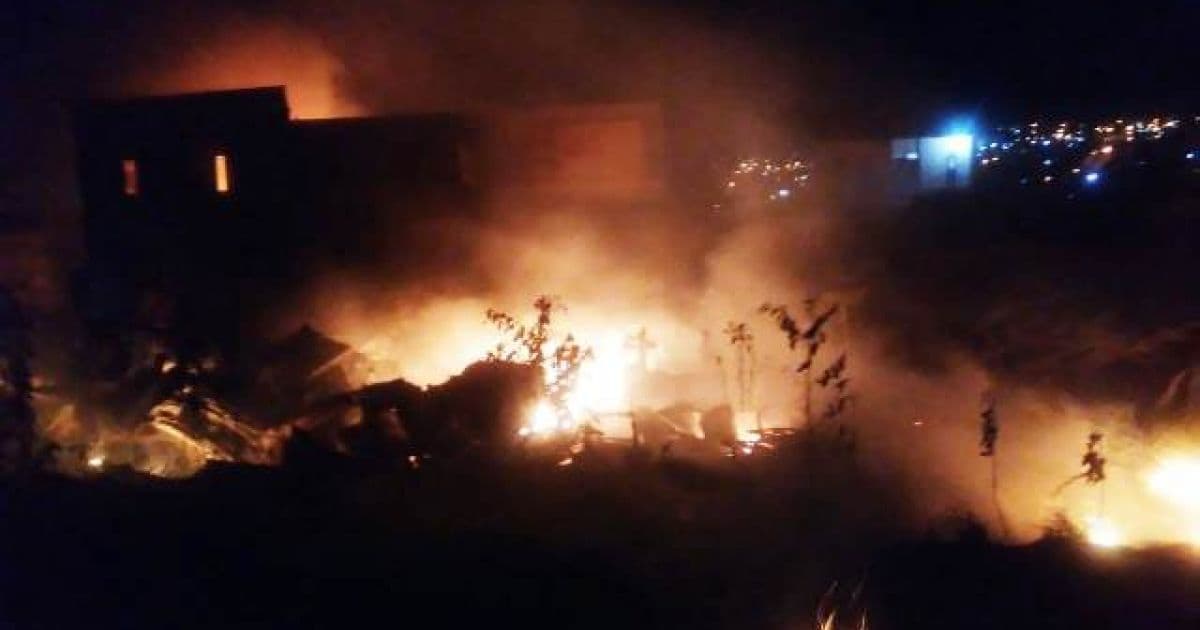 Incêndio de grandes proporções destrói ferro-velho em Feira de Santana
