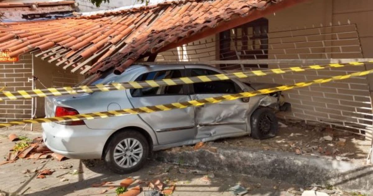 Motorista perde controle e carro invade casa em Feira de Santana