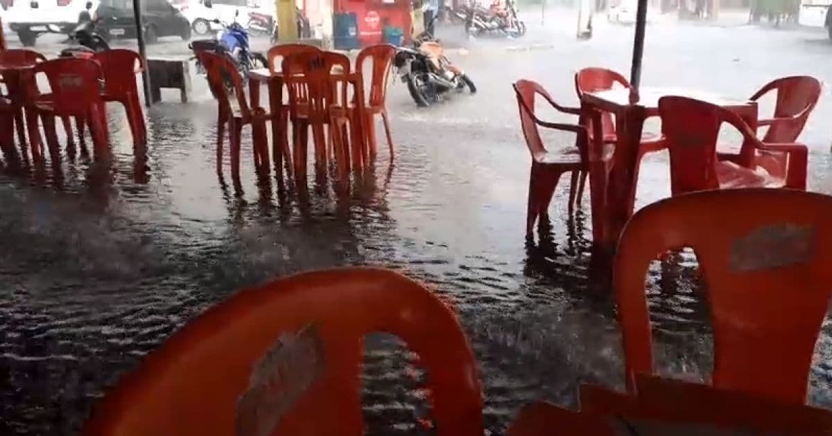 Chuva forte alaga lojas em Alagoinhas e deixa água no joelho dos pedestres em Feira