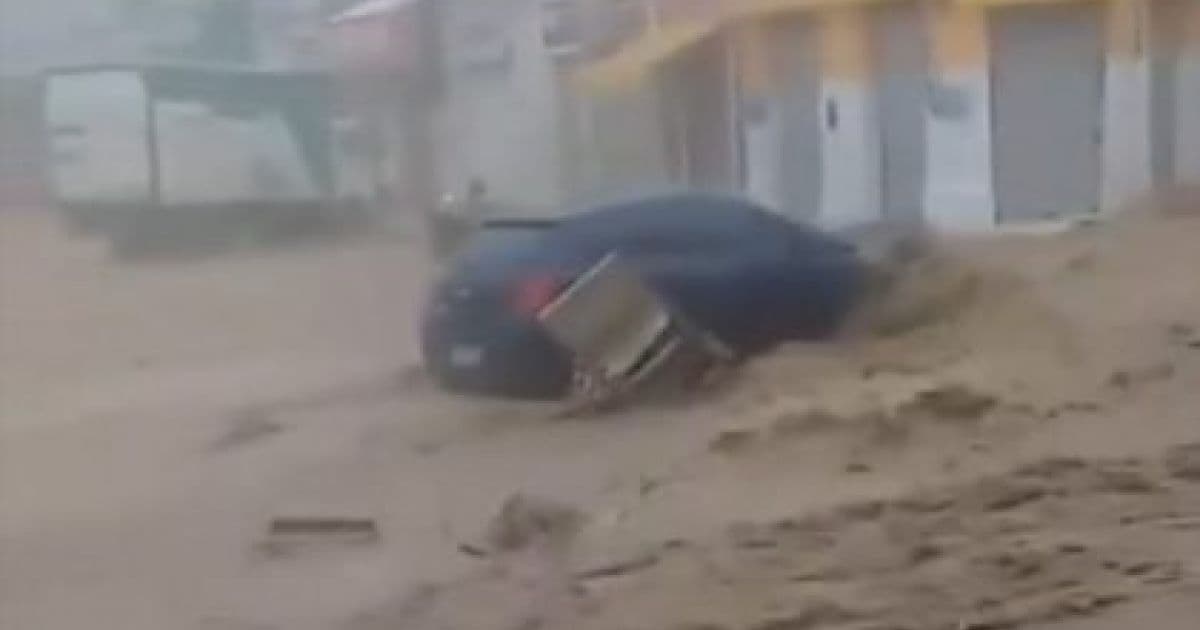Com fortes chuvas, carros são arrastados por enxurrada em Ubaíra