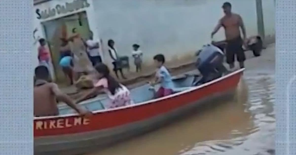 Xique-Xique: Chuva faz moradores usarem barco por ruas da cidade