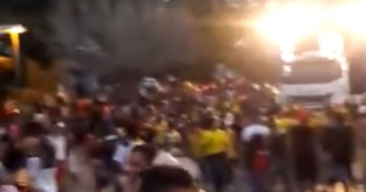Juazeiro: Psirico quebra protocolo do carnaval, invade BR e causa transtorno; veja vídeo