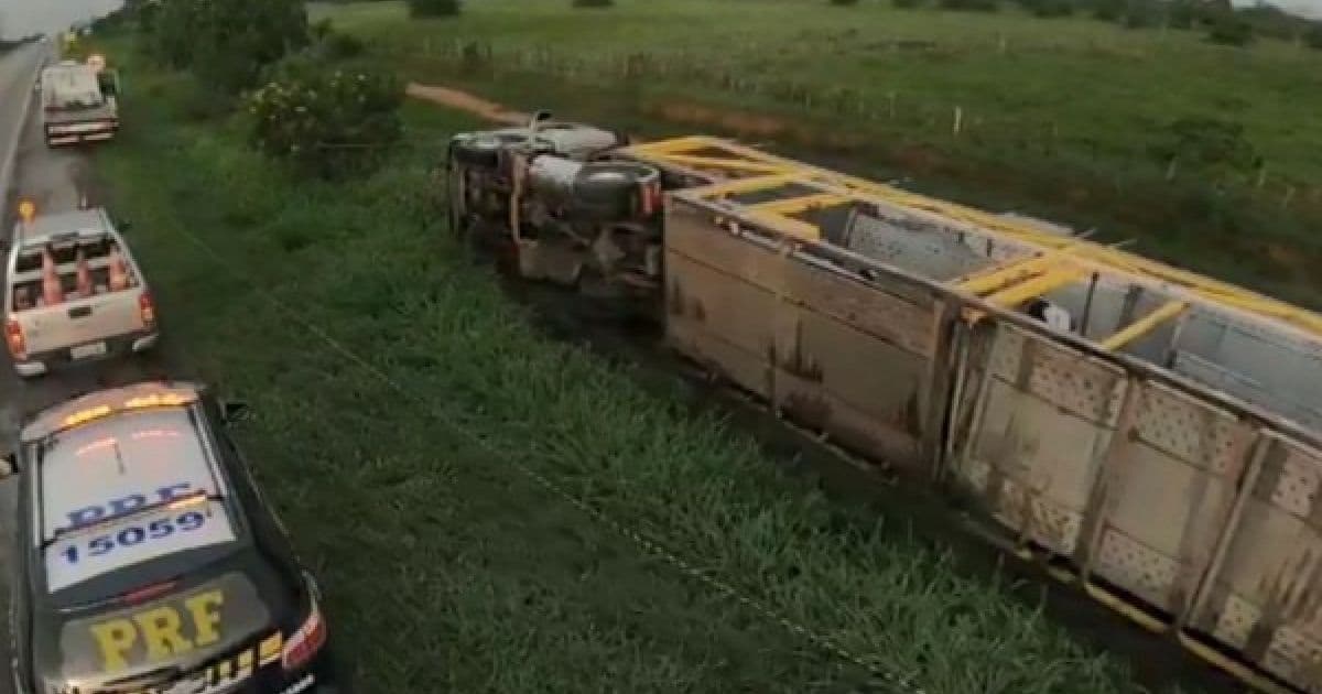 Acidente na BR-116: caminhão cegonha tomba e danifica onze carros em Vitória da Conquista