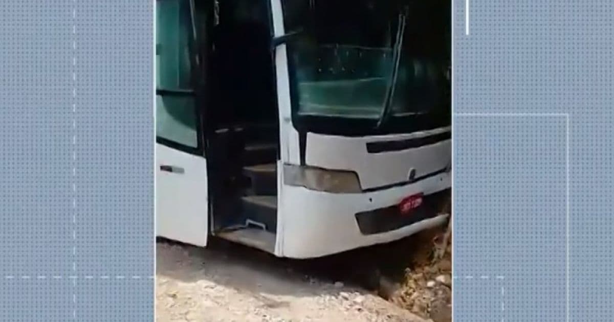Eunápolis: Ônibus escolar com 12 crianças colide em barranco após problema no freio 