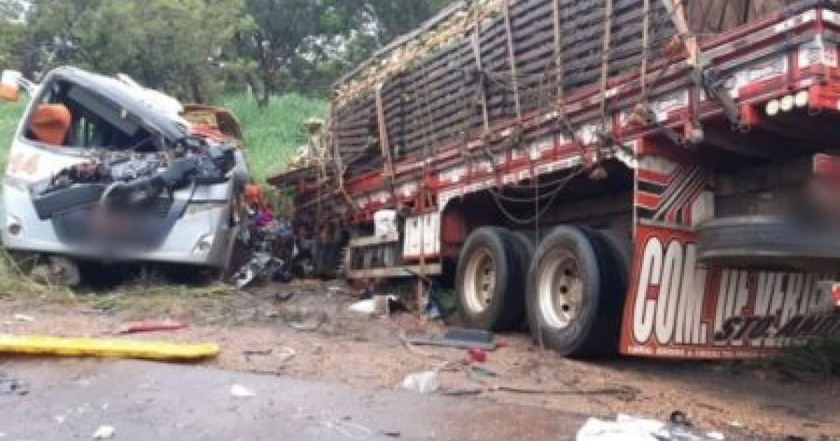 Colisão de ônibus que saiu da Bahia com caminhão deixa 11 mortos e 17 feridos