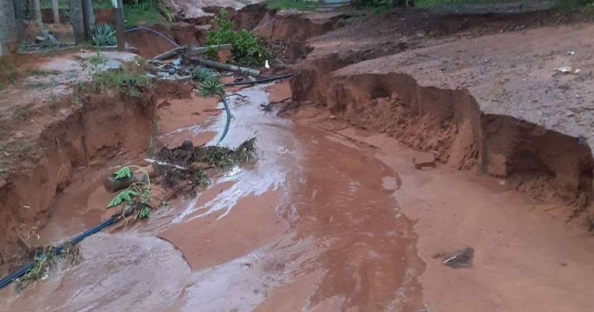 Litoral Norte: Chuva em Imbassaí deixa ruas intransitáveis; Temporal afetou Praia do Forte