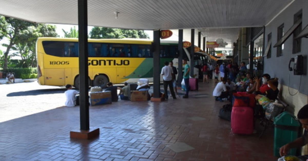 Conquista: Passageiros de ônibus vindos do RJ e SP desembarcam sem controle sanitário