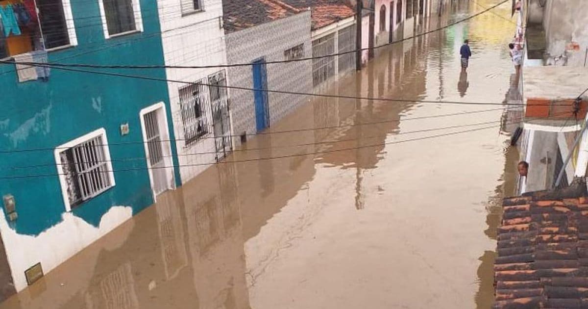 Maragogipe: Ruas ficam alagadas após rio transbordar durante chuva