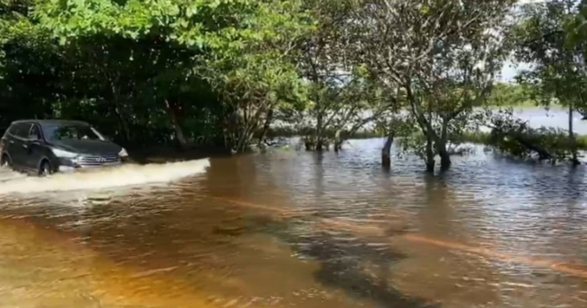 Camaçari: Lagoa em Itacimirim transborda e causa alagamento